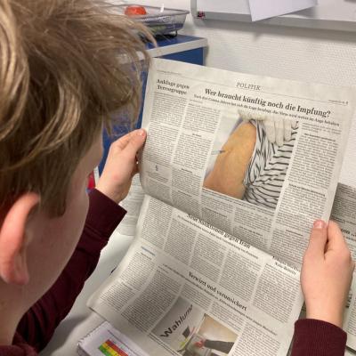 Schüler liest in der Zeitung