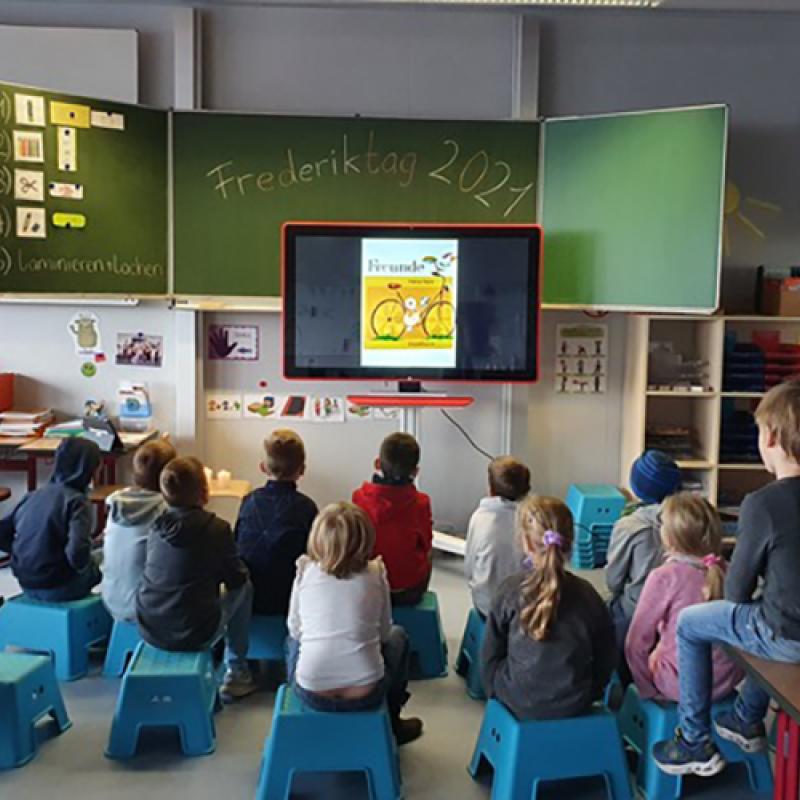 Kinder im Klassenzimmer am Frederick Tag