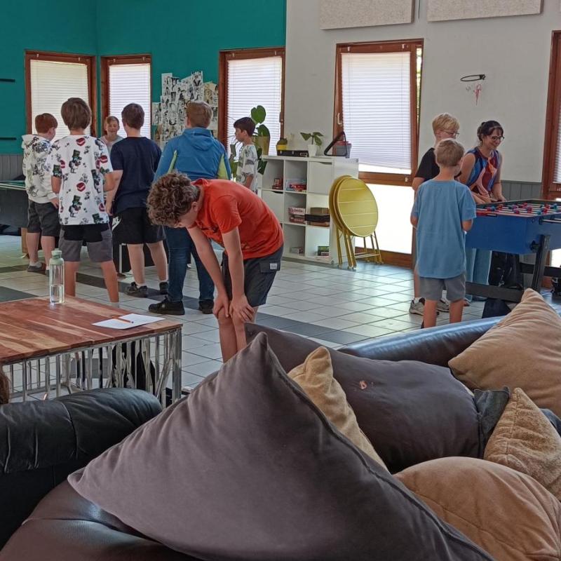 Die Schüler:innen im Aufenthaltsraum des Jugendraumes