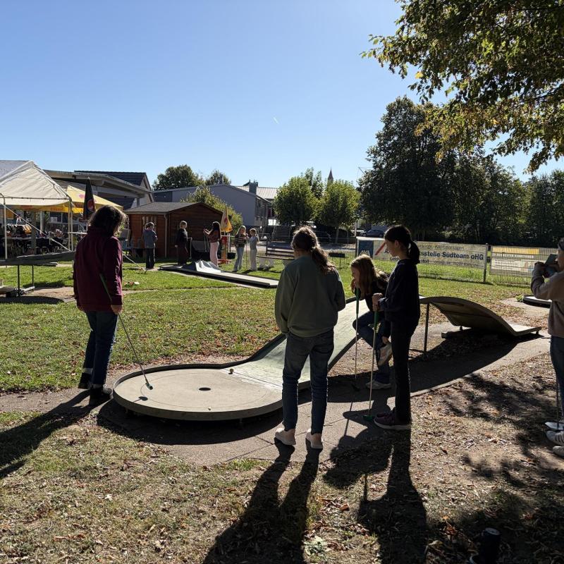 Schüler:innen beim Minigolf spielen