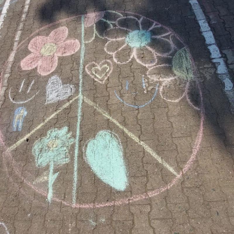 Friedenssymbol auf dem Schulhof