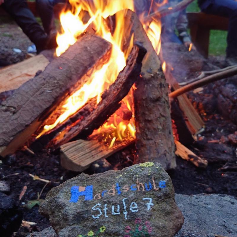 Bemalter Stein vor Lagerfeuer