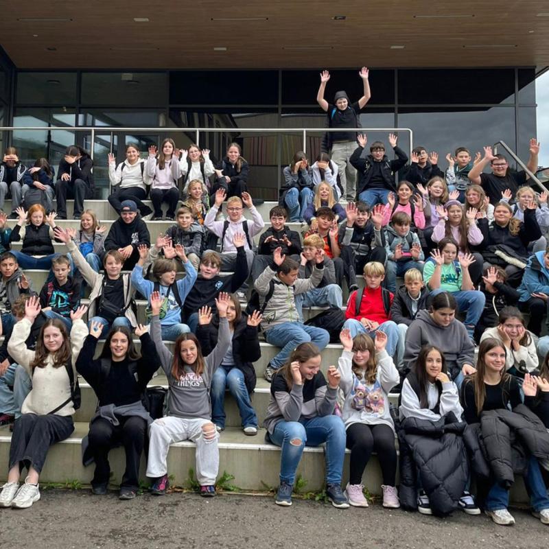 Stufe 7 vor der Schule auf den Stufen