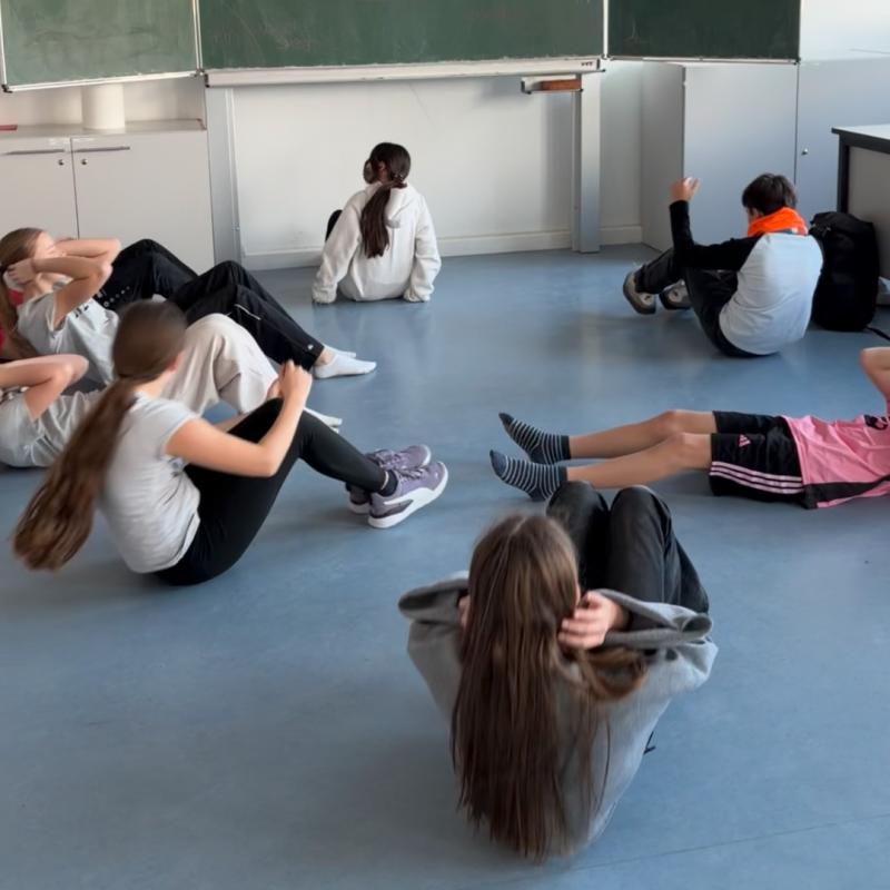 Schüler:innen bei Bauchmuskelübung