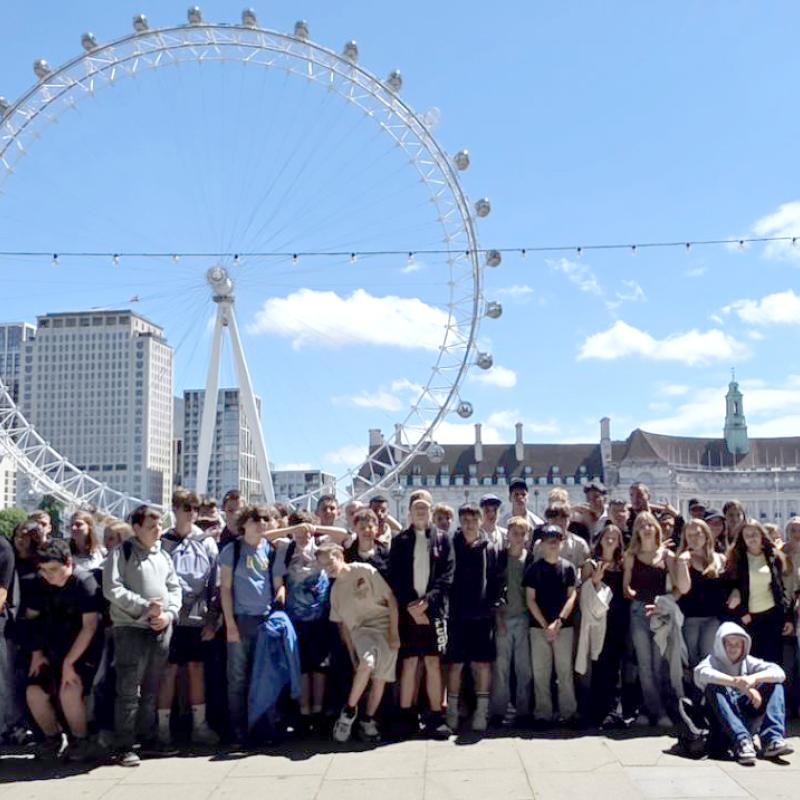 Klassenfoto vor dem London Eye