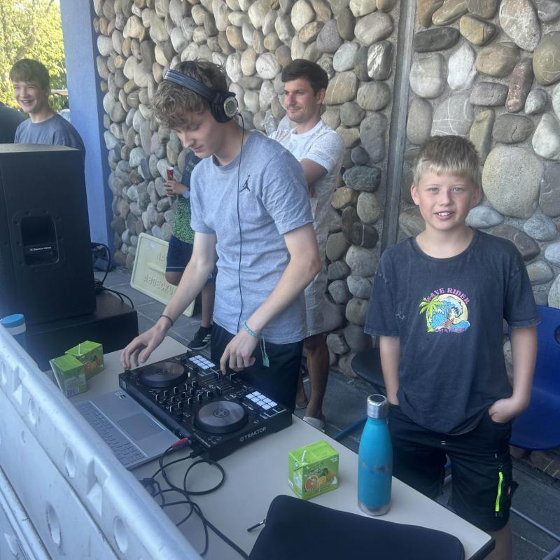 Ein Schüler legt Musik an einem DJ Pult auf