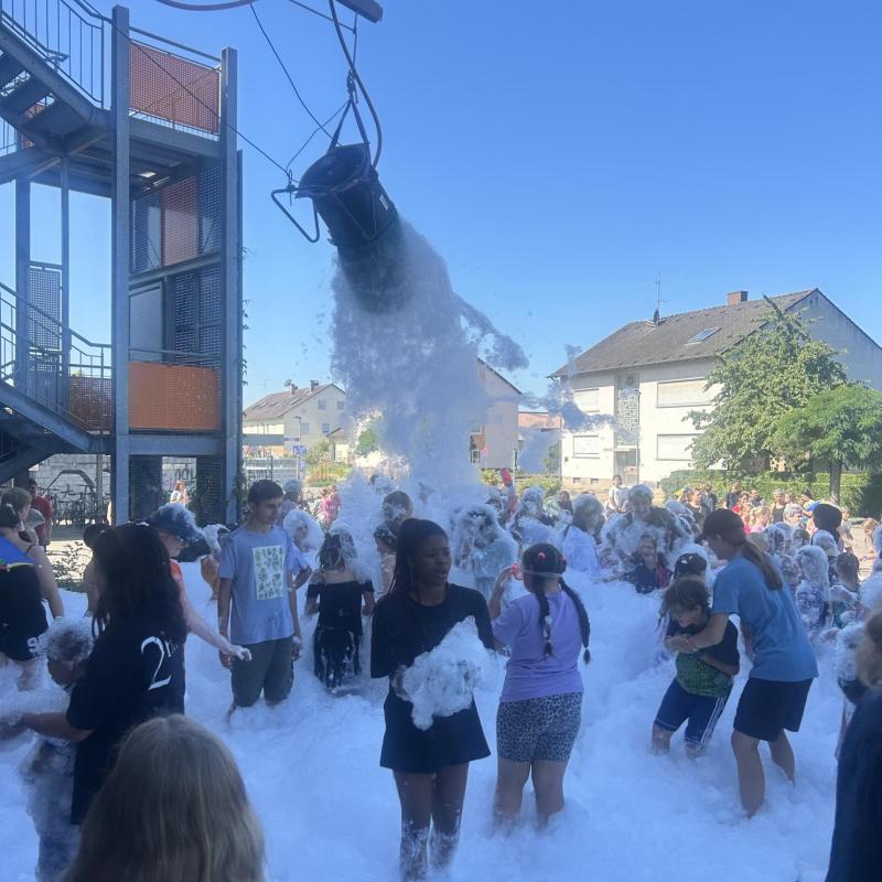 Schüler:innen feiern eine Schaumparty