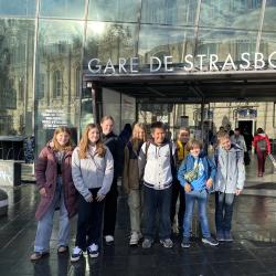 Französischkurs der Stufe 7 in Straßburg vor dem Bahnhofsgebäude