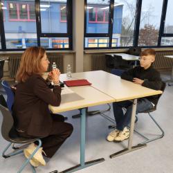 Frau mit Schüler beim Bewerbertraining