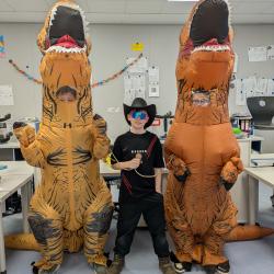 3 Jungs verkleidet als Dinos und Cowboy