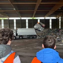 zwei Schüler von hinten in der Mülldeponie