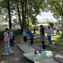 Hardtschüler:innen beim Minigolf spielen